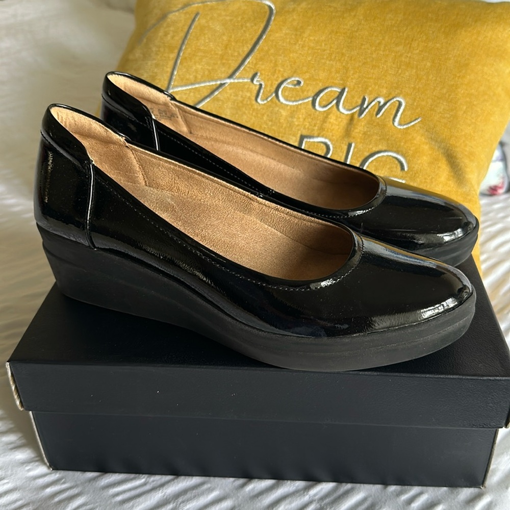 Naturalizer patent leather pumps